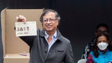 Gustavo Petro shows his vote during the second round of the elections in Colombia, in Bogota, june 19, 2022. (Photo by Robert Bonet/NurPhoto via Getty Images)