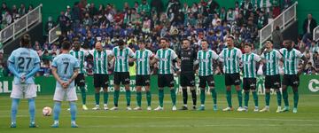 Alfon, guardando un minuto de silencio antes de comenzar su partido frente al Racing en El Sardinero.