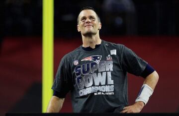 Como toda leyenda, Brady supo reponerse a los malos momentos y en la temporada 2014 consiguió su cuarto anillo de Super Bowl cuando los Patriotas derrotaron de último segundo 28-24 a los Halcones Marinos de Seattle. Por si fuera poco, Tom Brady fue elegido el MVP e igualó a Joe Montana como los máximos ganadores de tal distinción.