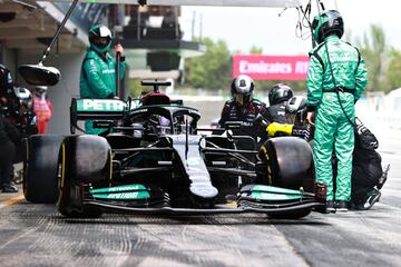 Hamilton perseguía a Max y optó por hacer una parada extra en el último tercio de la carrera. Remontó a lo grande y alcanzó al Red Bull con las ruedas prácticamente nuevas, así que no le costó pasarle para lograr la tercera victoria de la temporada y alcanzar su máxima renta en el campeonato. 