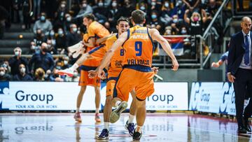 Los jugadores del Valencia Basket celebran la victoria.