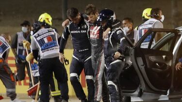 Grosjean siendo atendido por las emergencias de la FIA.