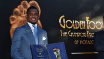 Samuel Eto'o posa con el 'Golden Foot'