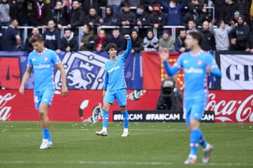 Osasuna - Atlético de Madrid: Se quejó Sergio Rico de una posible falta cuando salía a despejar de puños el esférico, pero el árbitro dijo que no hay nada y el portugués remató a placer dentro del área para poner por delante a los rojiblancos.