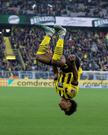 El Dortmund se dio un fest¨ªn a costa del Friburgo, a quien gole¨® 5-1 en el partido de la 19? jornada de la Bundesliga. Karim Adeyemi anot¨® el segundo tanto de su equipo y lo celebr¨® de esta forma, tan arriesgada como espectacular.