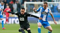 GRAF4299. A CORU&Ntilde;A, 03/03/2018.- El centrocampista chileno del Eibar, Fabi&aacute;n Orellana (i), domina el bal&oacute;n ante la presencia del defensa del Deportivo La Coru&ntilde;a, Fernando Navarro, durante el partido disputado en el Estadio Muni