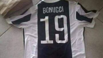 Hincha compra la camiseta de la Juve con el nombre de Bonucci cuando el jugador se fue al Milan