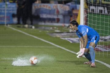 El juego fue detenido por la fuerte lluvia que cayó en el estadio, lo que provocó notorios encharcamientos en la cancha.