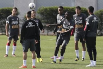 Los jugadores de la selección peruana de fútbol durante una práctica a puerta cerrada en el Centro Deportivo Azul.