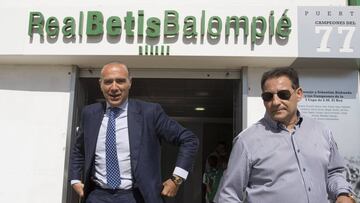 Luis Oliver, saliendo del Benito Villamarín.