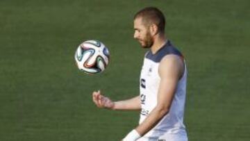 Francia juega con un bal&oacute;n en la concentraci&oacute;n de Francia en Brasil.