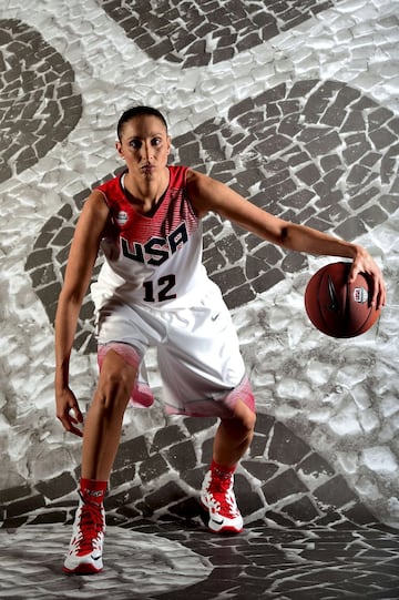 Leyenda de la WNBA y comparada incluso con Michael Jordan, Taurasi es una de las mejores jugadoras de la historia del baloncesto. Camino de los 39 años, sigue en activo, hoy día con un currículum que incluye cuatro medallas de oro olímpicas (nada menos), seis Euroligas y tres campeonatos de la WNBA. Casada con su excompañera en los Phoenix, Penny Taylor, tienen un hijo en común llamado Leo Michael Taurasi-Taylor.