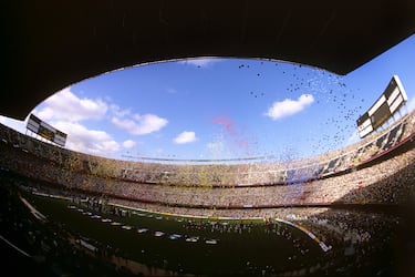 En 1982 la capacidad del estadio aumentó 22150 plazas en la tercera grada. En esos momentos, la capacidad era de unas 115000 localidades. Esta remodelación coincidió con el Mundial de fútbol de 1982 celebrado en España y la elección del Camp Nou como sede del partido inaugural.