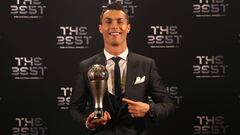 LONDON, ENGLAND - OCTOBER 23:  Cristiano Ronaldo poses for a photo with his The Best FIFA Men&#039;s Player 
 award after The Best FIFA Football Awards at The London Palladium on October 23, 2017 in London, England.  (Photo by Alexander Hassenstein - FIFA/FIFA via Getty Images)