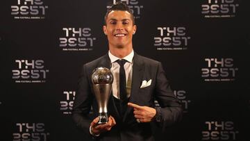 LONDON, ENGLAND - OCTOBER 23:  Cristiano Ronaldo poses for a photo with his The Best FIFA Men&#039;s Player 
 award after The Best FIFA Football Awards at The London Palladium on October 23, 2017 in London, England.  (Photo by Alexander Hassenstein - FIFA/FIFA via Getty Images)