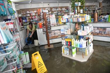 Calles anegadas de agua tras las lluvias torrenciales en la jornada de hoy en Sevilla.