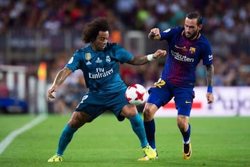 Marcelo y Aleix Vidal disputan un balón.