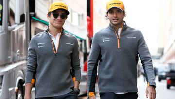 Lando Norris y Carlos Sainz pasean por el paddock de la F1 en Mónaco 2019.