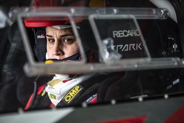 En febrero, Laia abr¨ªa un nuevo cap¨ªtulo en su vida, ese que le va a llevar a correr el pr¨®ximo Dakar en coches. Y es que por primera vez en su carrera daba el salto a las cuatro ruedas en la Baja de Dub¨¢i. Lo hac¨ªa en la categor¨ªa de 'side by side' con un buggy del equipo South Racing y muy bien acompa?ada a su derecha, nada menos que con Lucas Cruz, el copiloto de Carlos Sainz. El objetivo, adem¨¢s de iniciarse en esa disciplina de los raids, era preparar su debut en Extreme E. Acab¨® cuarta tras algunos problemas, pero "con muy buenas sensaciones".
