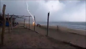 Vídeo: Rayo cae a dos personas en playa de Michoacán y pierden la vida