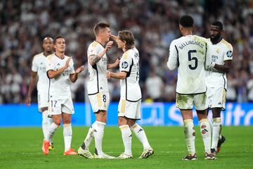 El homenaje en el minuto 86. Ancelotti retira a Kroos del campo y el Bernab¨¦u, en pie, rinde honores al jugador alem¨¢n. En la imagen, Toni y Modric se funden un abrazo.