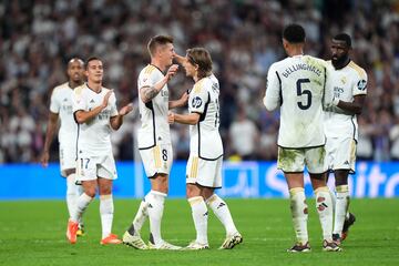 El homenaje en el minuto 86. Ancelotti retira a Kroos del campo y el Bernabéu, en pie, rinde honores al jugador alemán. En la imagen, Toni y Modric se funden un abrazo.