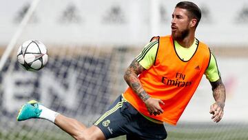 Sergio Ramos toca balón durante el último entrenamiento del Real Madrid en Valdebebas antes de la final de la Champions en Milán frente al Atlético.
