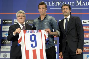 Mandzukic, 22M€, 28 años (Bayern). El Atleti necesitaba a un Costa y le fichó a él. Ffuncionó muy bien... Pero sólo media temporada, 20 goles hasta febrero. Se marchó en verano a la Juventus. En el Atlético nunca acabó de acoplarse.