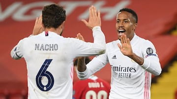 Nacho y Militao se felicitan por la clasificación del Real Madrid para semifinales de la UEFA Champions League conseguida ante el Liverpool en Anfield.