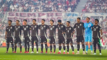 Seleccionados mexicanos durante la ceremonia de los Himnos Nacionales en el Estadio Monumental de Buenos Aires.