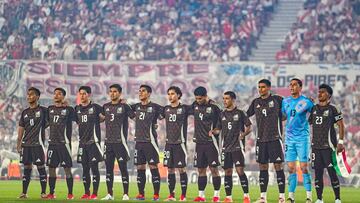 Seleccionados mexicanos durante la ceremonia de los Himnos Nacionales en el Estadio Monumental de Buenos Aires.