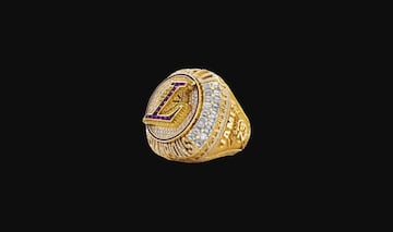 Así es el anillo de campeones de la temporada 2020 de los Angeles Lakers. La franquicia de California lo ha recibido esta noche antes del inicio del partido frente a los Clippers.