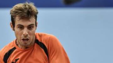 El tenista español Marcel Granollers devuelve la bola durante el partido de segunda ronda del Abierto de Suiza que disputó contra el suizo Yann Marti en Gstaad, Suiza, hoy, miércoles 23 de julio de 2014.