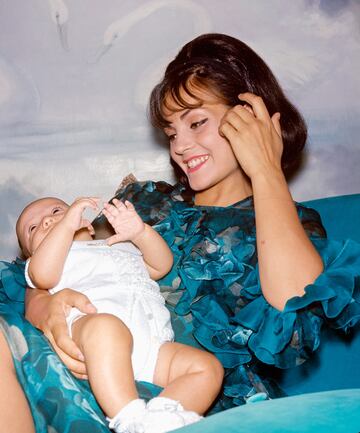 Carmen Sevilla con su hijo Augusto Algueró Jr. recién nacido.