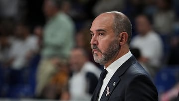 Chus Mateo, con su pizarra.