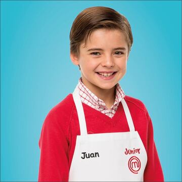 Juan tambi¨¦n comenzar¨ªa a cocinar desde muy peque?o, de hecho sus primeros 'pinitos' culinarios los har¨ªa con tres a?os. La especialidad de este peque?o concursante es la lasa?a de langostinos al pesto, un plato al alcance de muy pocos. Su favorito, los espagueti bolo?esa. Reconoce que le gustar¨ªa que en esta edici¨®n hubiese una prueba en la que no se fuera nadie para que se queden sus amigos. Su concursante favorita, Paula, ganadora de MasterChef Junior 4.