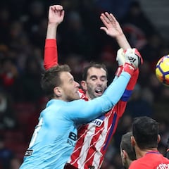 A Godín nada le saca del campo: dientes rotos, brechas, lesiones...