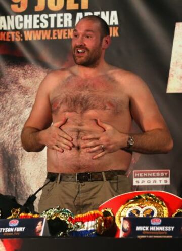 Tyson Fury sin camiseta.