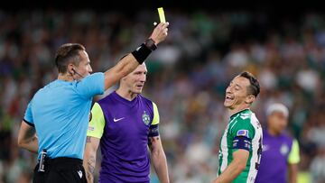 Moment in which Andrés Guardado is reprimanded by the referee in the match against Ludogorets in the Europa League.