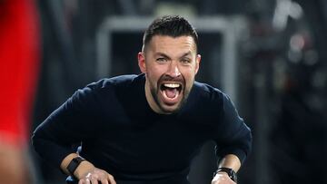 Farioli da órdenes durante un partido del Ajax esta temporada.