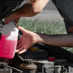 Un pequeño cambio puede salvar tu coche y ahorrarte bastante dinero: así es el anticongelante más vendido que lo consigue