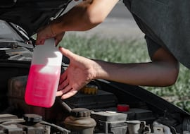 Un pequeño cambio puede salvar tu coche y ahorrarte bastante dinero: así es el anticongelante más vendido que lo consigue