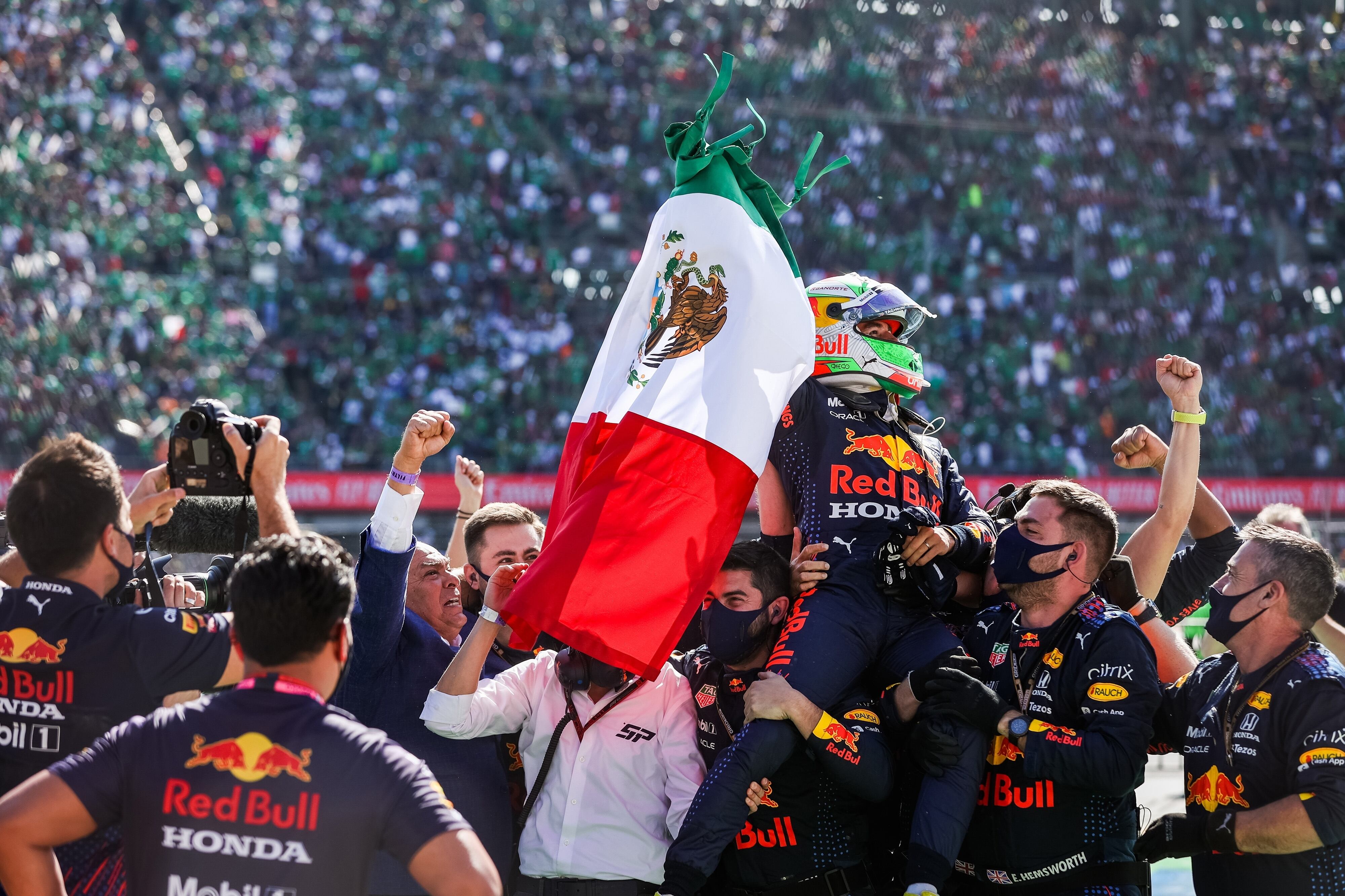  Checo Pérez subiendo al podio del GP de México de 2021