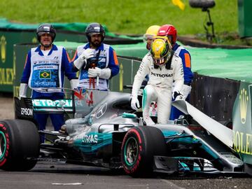 SAO PAULO, BRAZIL - NOVEMBER 11:  Lewis Hamilton of Mercedes and Great Britain crashes during qualifying for the Formula One Grand Prix of Brazil at Autodromo Jose Carlos Pace on November 11, 2017 in Sao Paulo, Brazil.  (Photo by Peter J Fox/Getty Images)