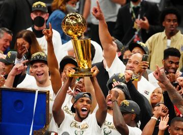 Khris Middleton levantando el trofeo de campeones de la NBA. 