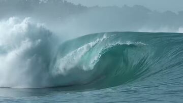 La ola de Greenbush, en las Mentawais (Indonesia), rompiendo con un tamaño grande, sin ningún surfista y con tierra al fondo.