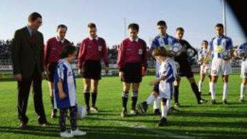 Samuel haciendo el saque de honor en 1998