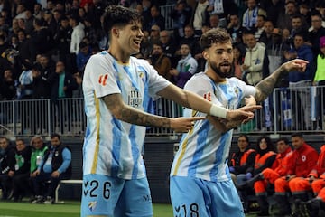 Anto?ito festejando con Dani Snchez su gol al Eldense.