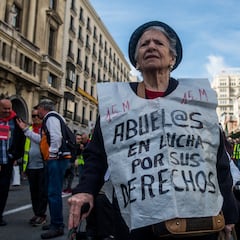 Los pensionistas españoles que se están jubilando con apenas 500 euros tras décadas cotizando: “Queremos derechos, no limosna”