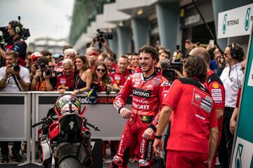 Francesco Bagnaia, celebrando su victoria en la carrera del Gran Premio MotoGP PETRONAS de Malasia en el circuito de Sepang.